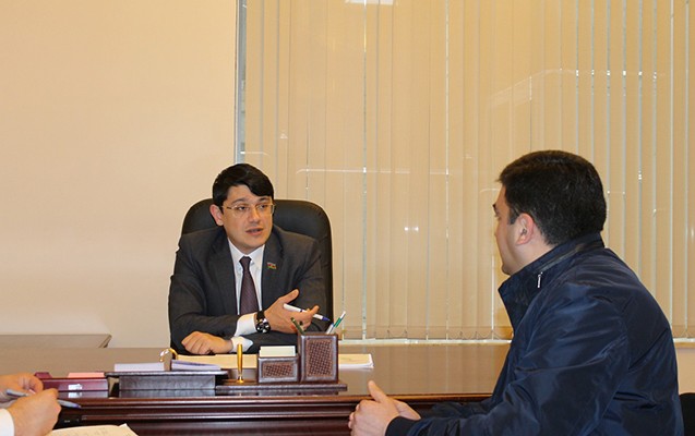 fuad-muradov-milli-meclisde-qebul-kecirib-